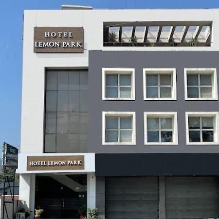 Hotel Lemon Park Haldwāni Exteriör bild
