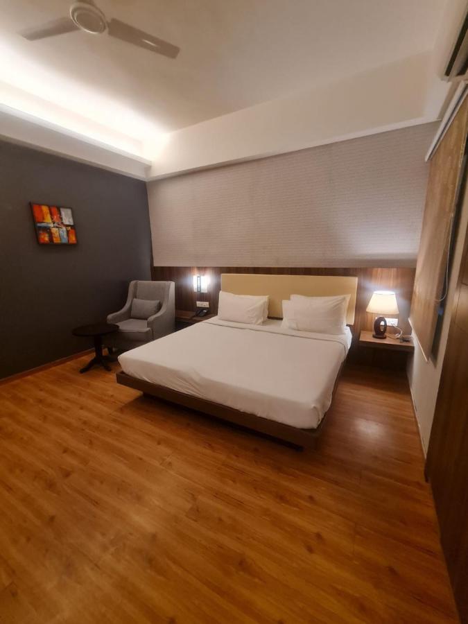 Hotel Lemon Park Haldwāni Exteriör bild